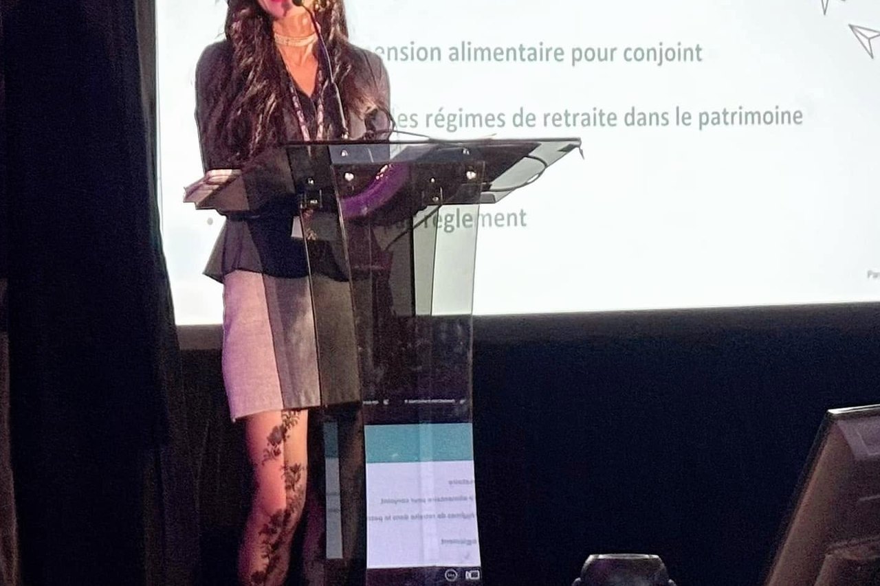 Me Sevgi Kelci au lutrin, pendant une conférence.