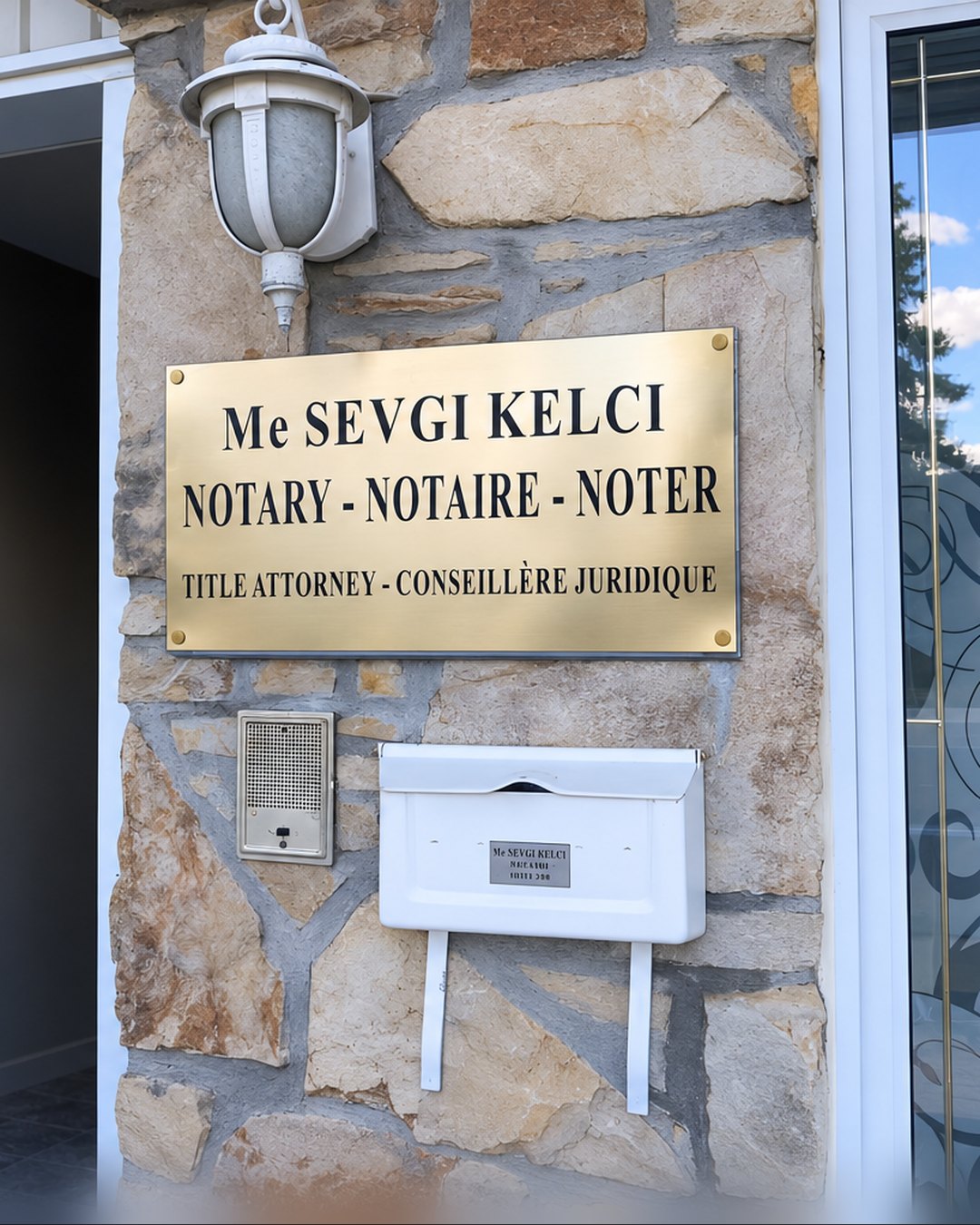 L'enseigne de l'étude de Me Sevgi Kelci : notaire, conseillère juridique.