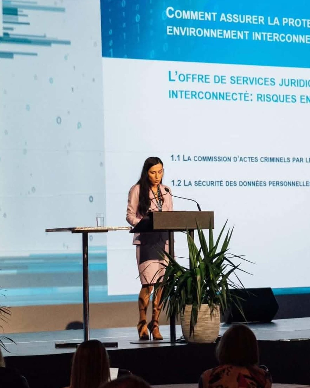 Me Kelci au lutrin, sur la scène du congrès du Conseil interprofessionnel du Québec.