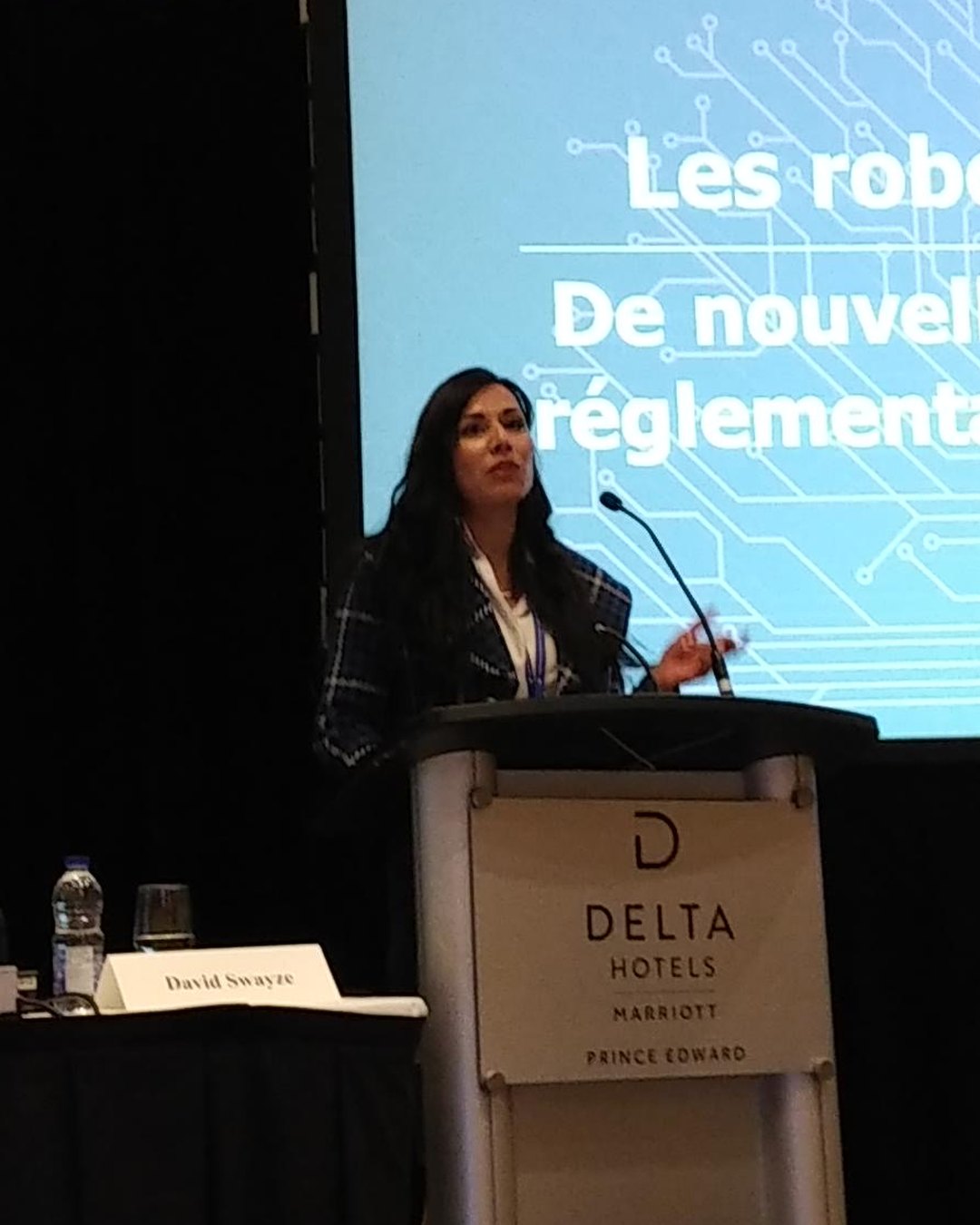 Me Kelci au lutrin, conférence « Les robots et les règles » sur la réglementation de la profession juridique.