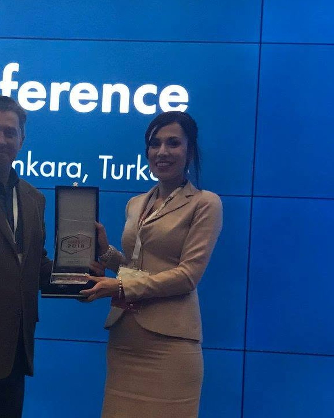 Me Kelci reçoit une plaque sur la scène de la conférence internationale IMISC, à Ankara.